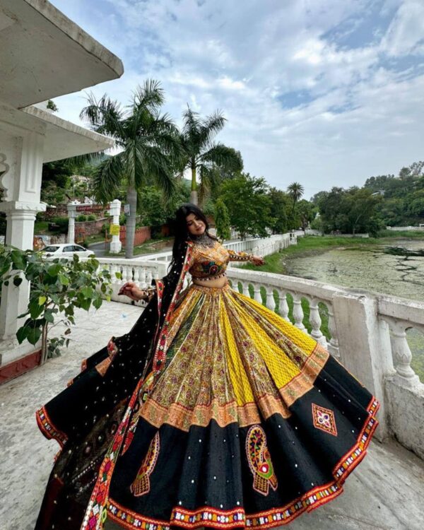 ❤️💐PRESENTING NEW NAVRATRI SPECIAL DESIGNER PRINTED LAHENGA CHOLI💐❤️ (077)